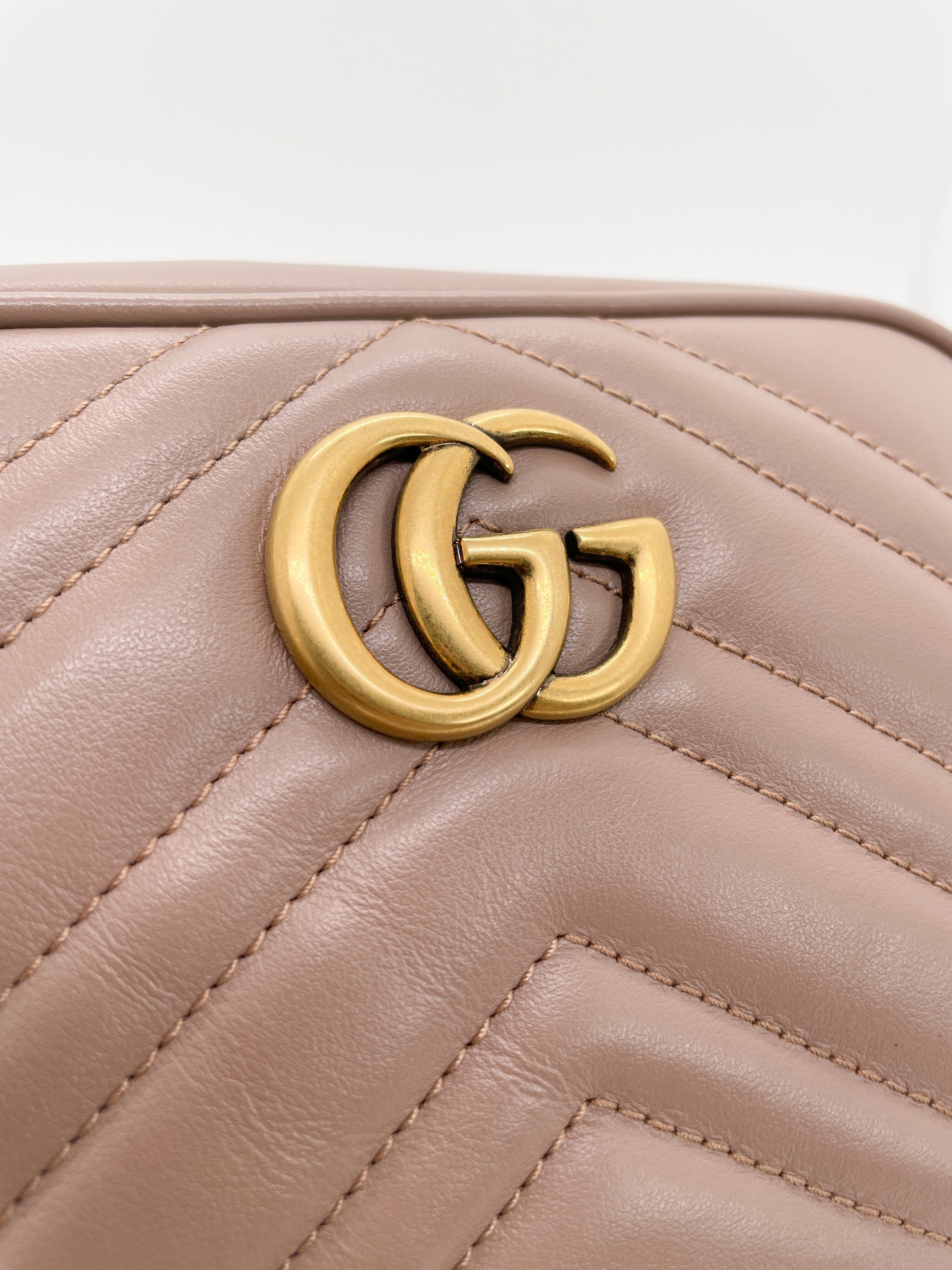 Gucci gg marmont matelassé leather mini 2024 chain camera bag