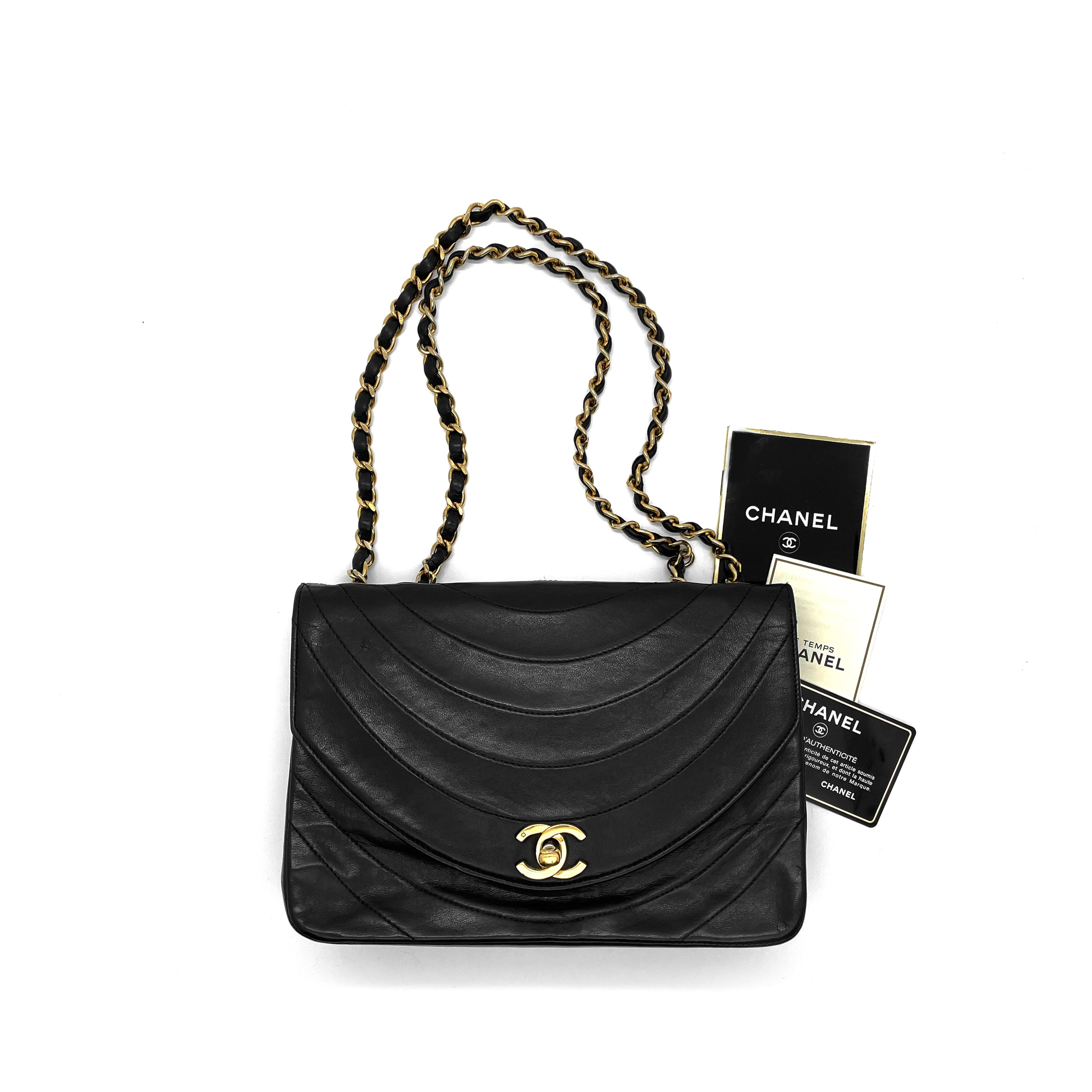 Chanel vintage 2024 chevron flap bag