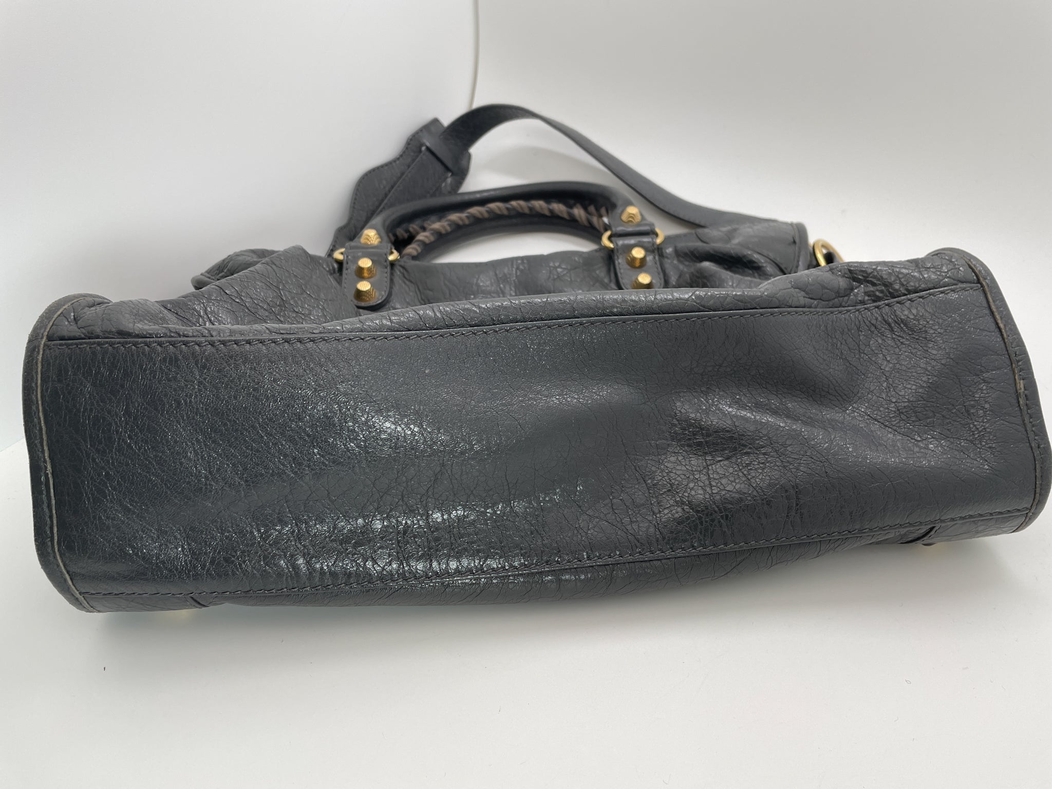 Revive your old Balenciaga bag at KAYALEATHERS now   Brand Balenciaga  𝐊𝐀𝐘𝐀 𝐋𝐄𝐀𝐓𝐇𝐄𝐑𝐒 Premium Bag  Shoes Spa  One Price includes All   Instagram