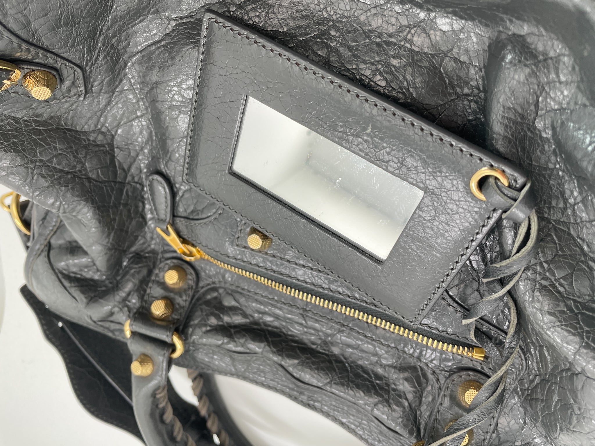 Fake Balenciaga City bag on the Real Real keep sharp ladies and stylish  gentlemen  rpurses